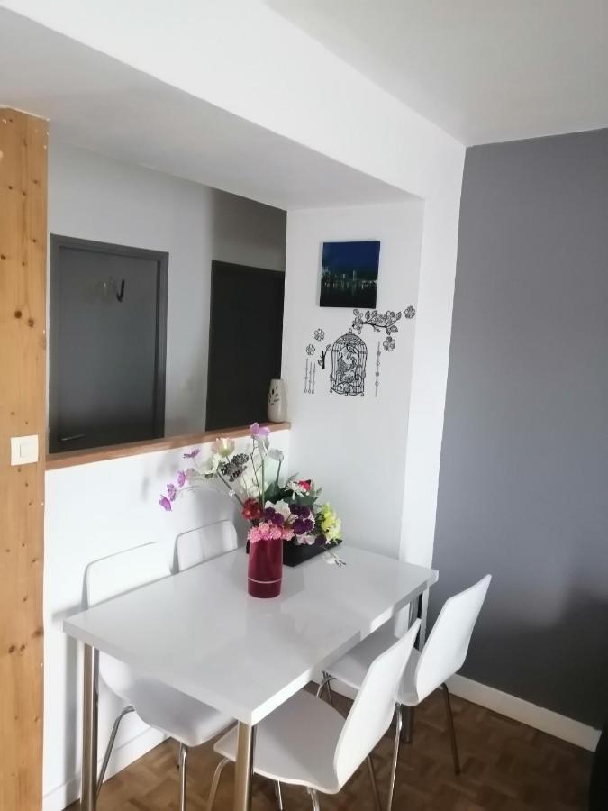 Chambre Dans Appartement A 니오르 외부 사진